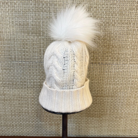 🌟HP🌟NWOT Cream 100% Cashmere Cable Knit Cuffed Faux Fur Pom Beanie by Halogen - Picture 1 of 8